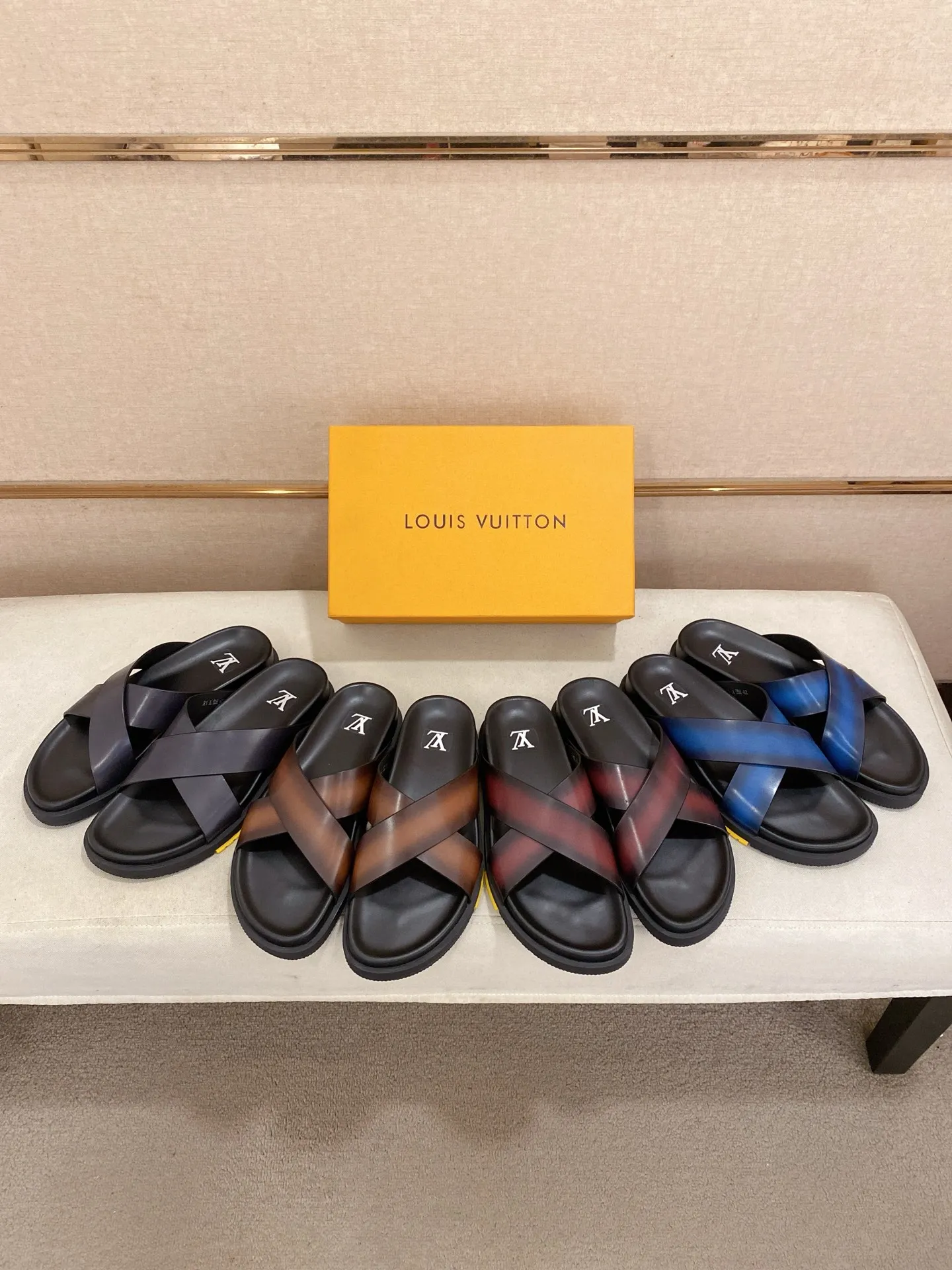 Factory price: 420💰Made by LV🔍Top purchasing agent. Men's spring and summer slippers are available at the same counter. The uppers are made of cowhide imported from Italy. High-quality craftsmanship, soles: original soles specially provided by the original factory, exclusive movable molded soles are super comfortable, original factory follow-up goods, 🔍🔍high quality, can be entered and exited the counter at will, welcome to compare, code number 38-44. Can be customized45